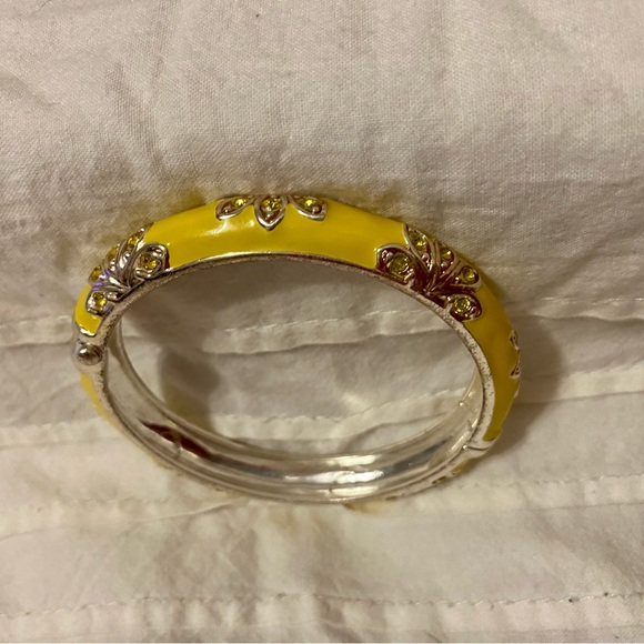 Pretty enamel snap bracelet Yellow with Gold tone flower accents - Picture 6 of 12